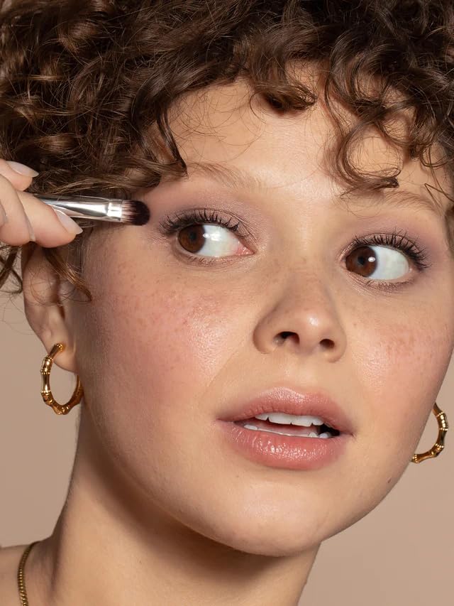 ILIA - Shadow Brush | Flat, Tapered Head Made with FSC Certified Wood, Aluminum, + Soft, Vegan Bristles | Pack, Press, + Sweep Eyeshadow | Expertly Crafted | Non-Toxic, Vegan, Cruelty-Free, Recyclable - Image 3